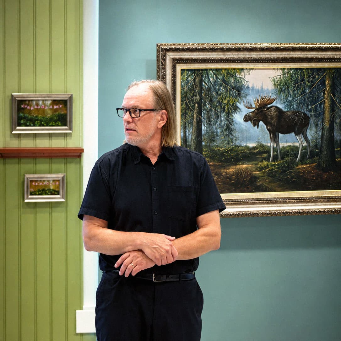 Mika Anttila teostensa äärellä